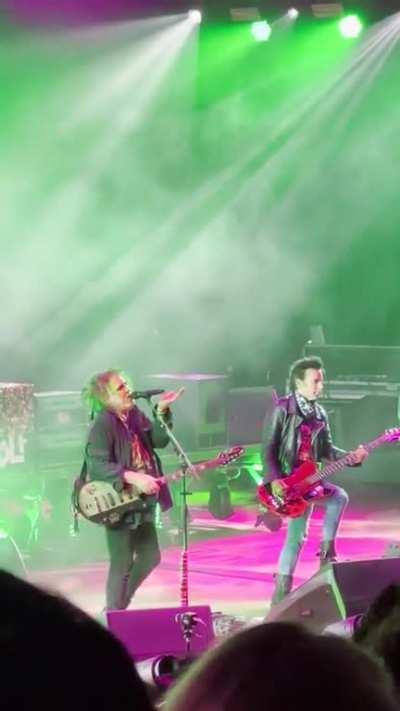 LOVE Robert’s “Lullaby” MOVES!! 😃🕺🏻🎸🕸️🕷️