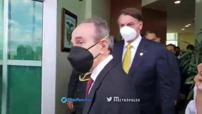 Na última cerimônia antes de deixar o Equador - e sem saber que era filmado - o presidente Jair Bolsonaro se lembrou de colocar a máscara antes de se despedir de autoridades. “Estou dando mau exemplo aqui”, disse por ser o único sem a proteção no local...