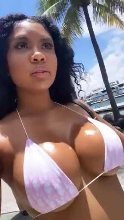 The way them titties bouncing 🤤