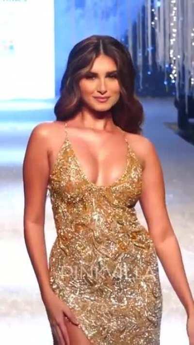 Tara sutaria sexy cleavage