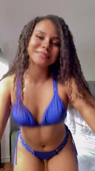 Emily (@ilovesmilinggg)