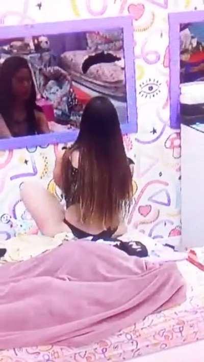 Laís gostosa trocando de roupa