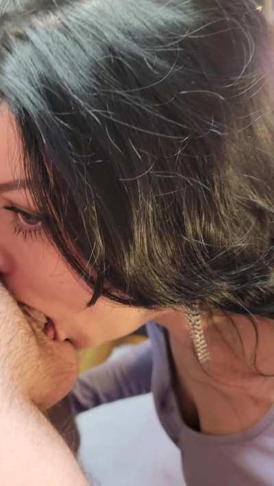 [4k 60fps] There's always a bit of room for my tongue to come out and play !