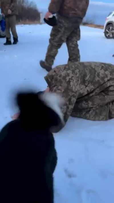 100 Ukrainian defenders returned home in a prisoner swap. They have been through hell, and finally they're home