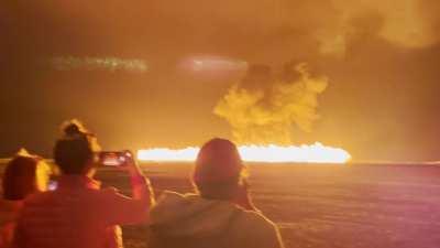 Avalon airshow wall of fire (with sound)