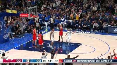 [Highlight] Dereck Lively gets the offensive rebound, kicks out to THJ for the potential four point play