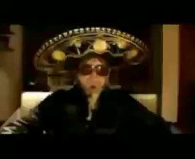 Dross con sombrero mexicano grita y se convierte en regalo.