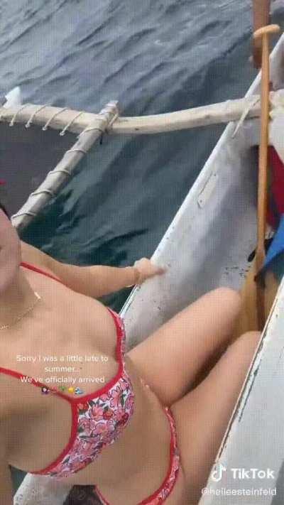 Hailee Steinfeld has a perfect bikini body