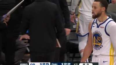 [Highlight] Curry gets to the rim to put the Warriors up 3 with 8.5 left