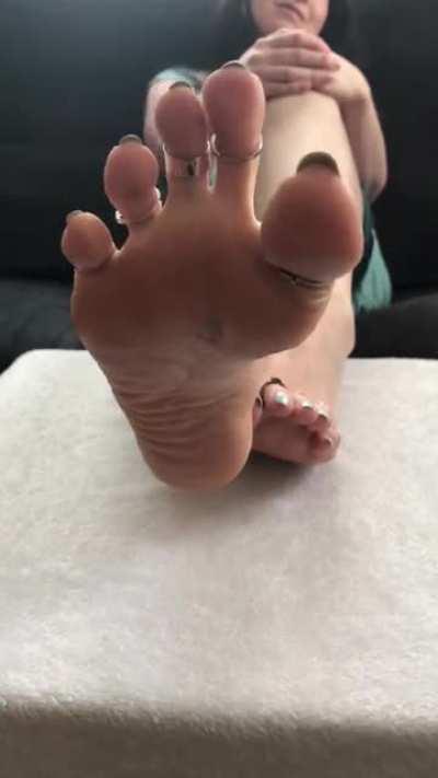 Toes in your mouth, toes on your nose, toes on your face 😉