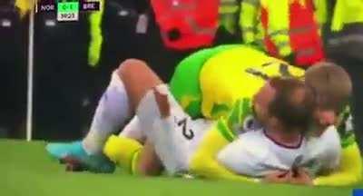 Brandon Williams realizing it is Christian Eriksen pulling him down