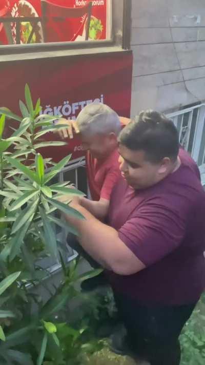 Eren Karamamba Çiğköfteci Mehmet'i SİKİYOR