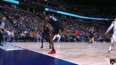 [Highlight] Referee incorrectly calls Jabari 'out of bounds' despite being directly next to him