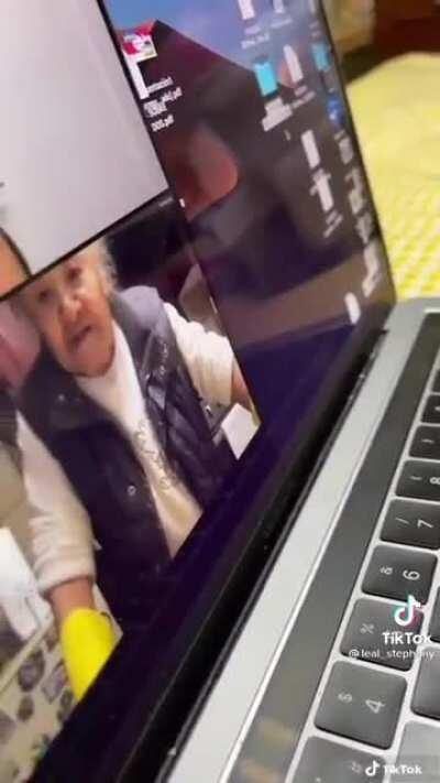 Que bien conoce a sus nietas la abue 👌😎