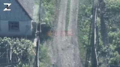 RU pov: Clear footage showing RU attacks with aircraft, armor and infantry. Posted by Z4LPR