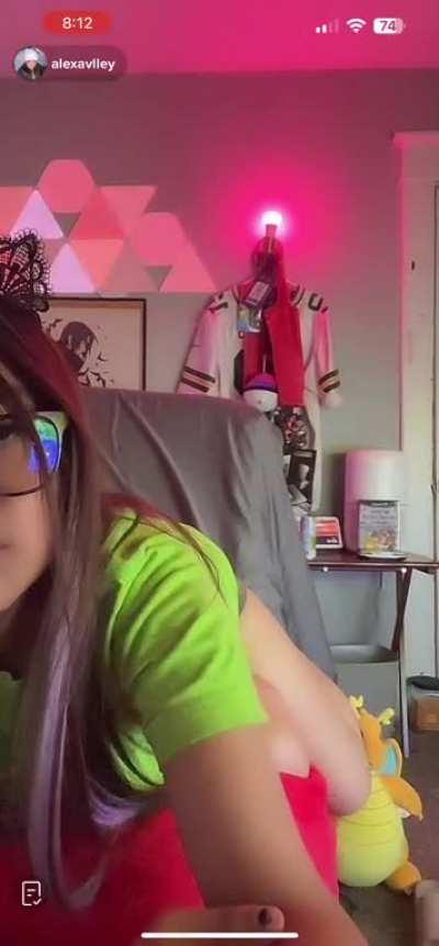 alexavlley wiggling her toes