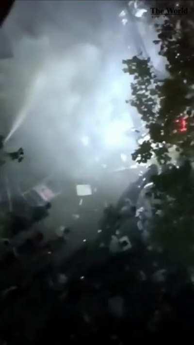 Foxconn 2.0 battle escalated at 5 a.m. The police used tear gas, and Foxconn workers used fire extinguishers 🧯 to fight back
