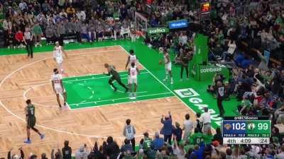 [Highlight] Brown blocks the Randle jumper and stutter dribbles into an and-1 for the chance to tie