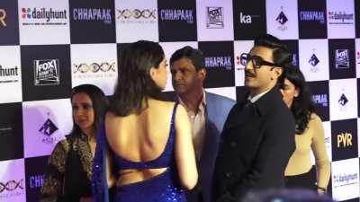 Deepika Padukone's backless blouse 😍 Love her hip folds