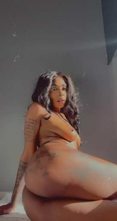 Ebonyyyy skin glowinggg