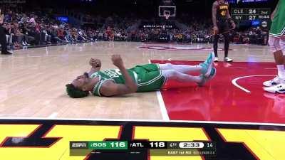 [Highlight] Marcus Smart falls really hard on the floor with his back. Thankfully, he was okay and was able to keep on playing. That was painful!