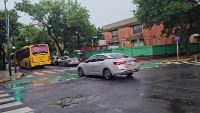 Cual es su récord de colectivos de la misma linea llegando juntos? El mio es 4.