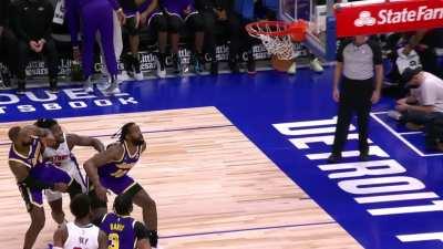 [Highlight] Replays of Lebron hitting Isaiah Stewart in the face which results in ejection