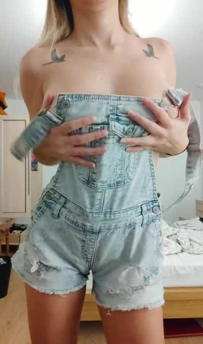 Do you like my natural tittys from both angles? 🇸🇪😈 [F]