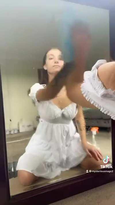 Let me be your sexy little maid 😚 (19F)