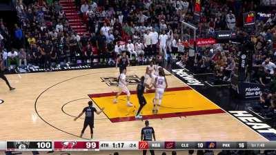 [Highlight] Oladipo bodies Royce O'Neal out of bounds on a rebound before throwing a pass to Butler to put the Heat up 1 late