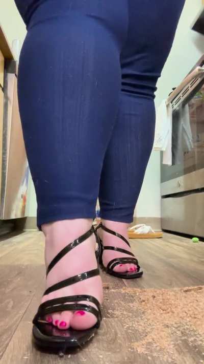 Mealworms are so fun to crush! 😈