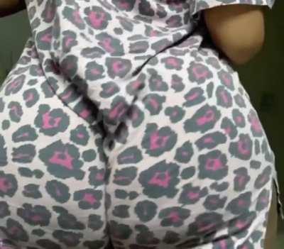 🍑 so thick it sounds like gun shots