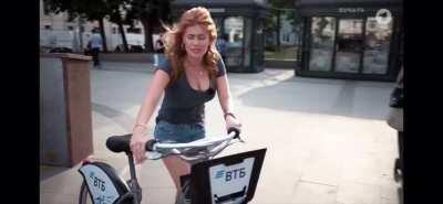 Ihre geilen riesen Ficktitten gehören durchgeknetet und vollgespritzt