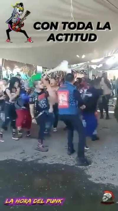 “El punk está muerto”- Mujicanos: