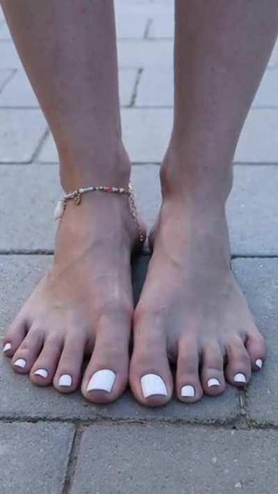 Can I come closer so that you can see my feet better?😛