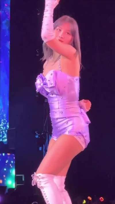 Momo's insane body 🔥