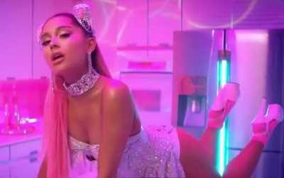 I want a rough makeout session with that slutty mouth 😍👅