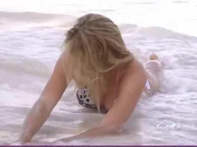 Maria Sharapova getting wet