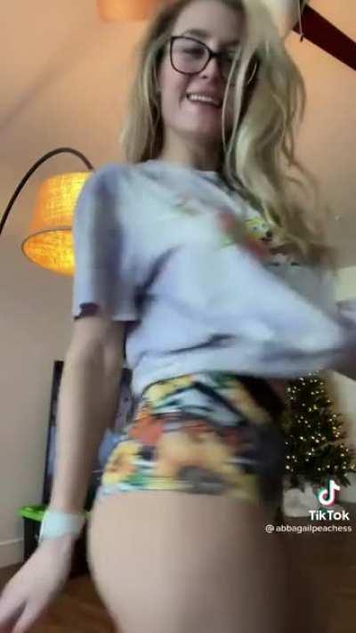 I could watch this slut all day