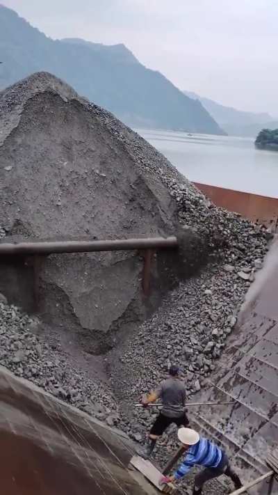 The sand collapsing is the coolest scene n the unloading operation