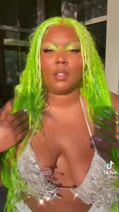 I got a sudden urge to motorboat the hell out of her titties right now🥵🥵