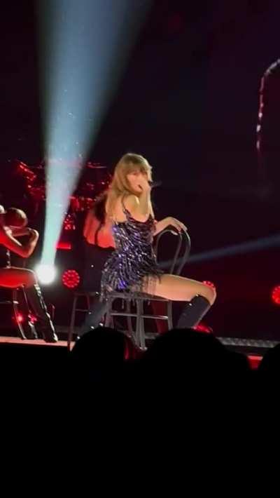 Making us all sweat with just a chair... [HQ]