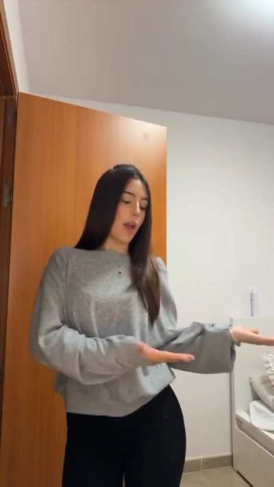 Ella es.: MARTINA, influencer. 2025.