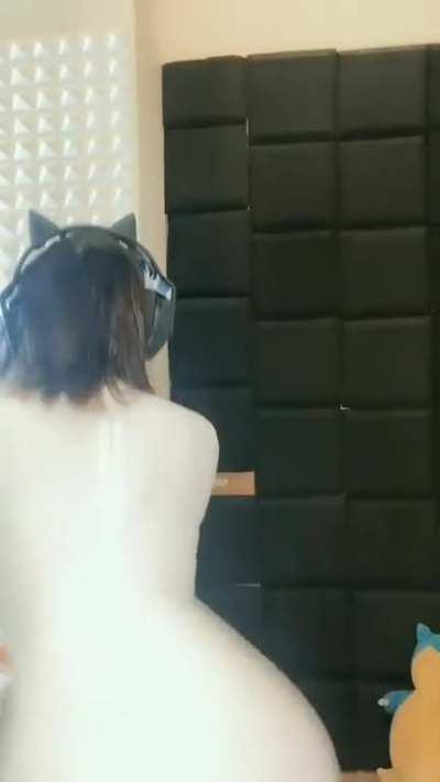 Que rico mueve el culo la puta