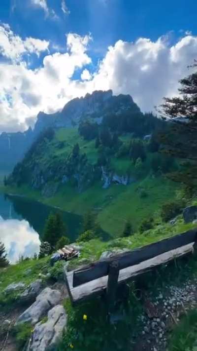 A quiet bench with a view worth sitting for