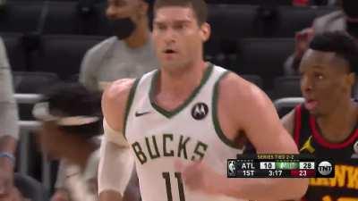 [Highlight] Brook Lopez splits two Hawks for the jam and Giannis is hyped