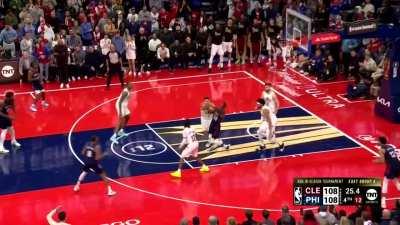 [Highlight] Patrick Beverley knocks down the go-ahead floater for his first points of the game!