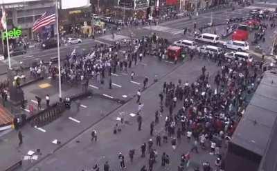 Video shows NYPD isolating pro-Palestine protesters, ordering them to disperse and rushing them for mass arrests while Zionists demonstrate safely nearby.