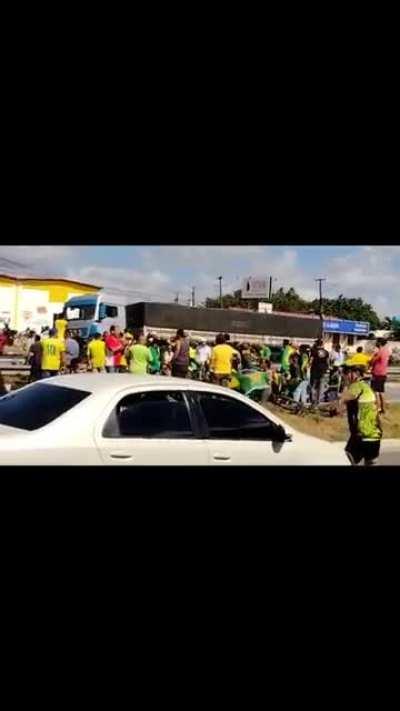 Bolsonarista simulando acidente em protesto contra a vitória presidencial do Lula - Via Instagram @timecirogomes