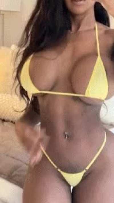 Yellow looks so good on brown skin 🧡